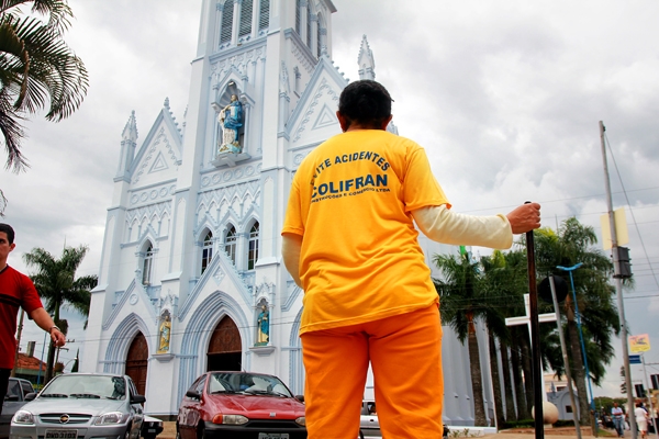 Respeito de uma varredora de rua para com a Nossa Senhora da Conceição deveria inspirar quem pode ajudar os mais necessitados